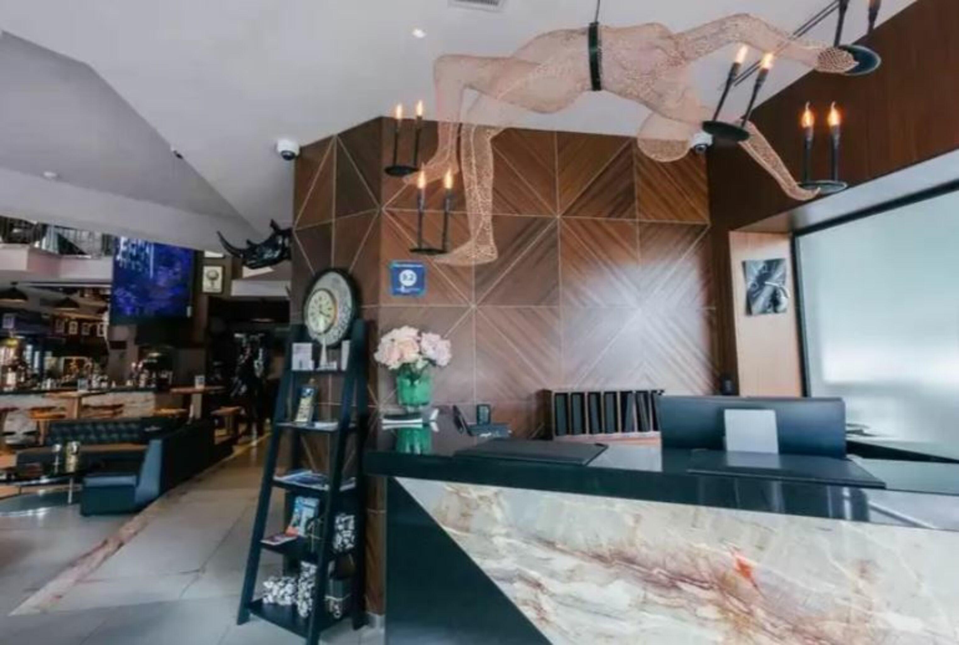 Hugo's Boutique - Adults Only 4*