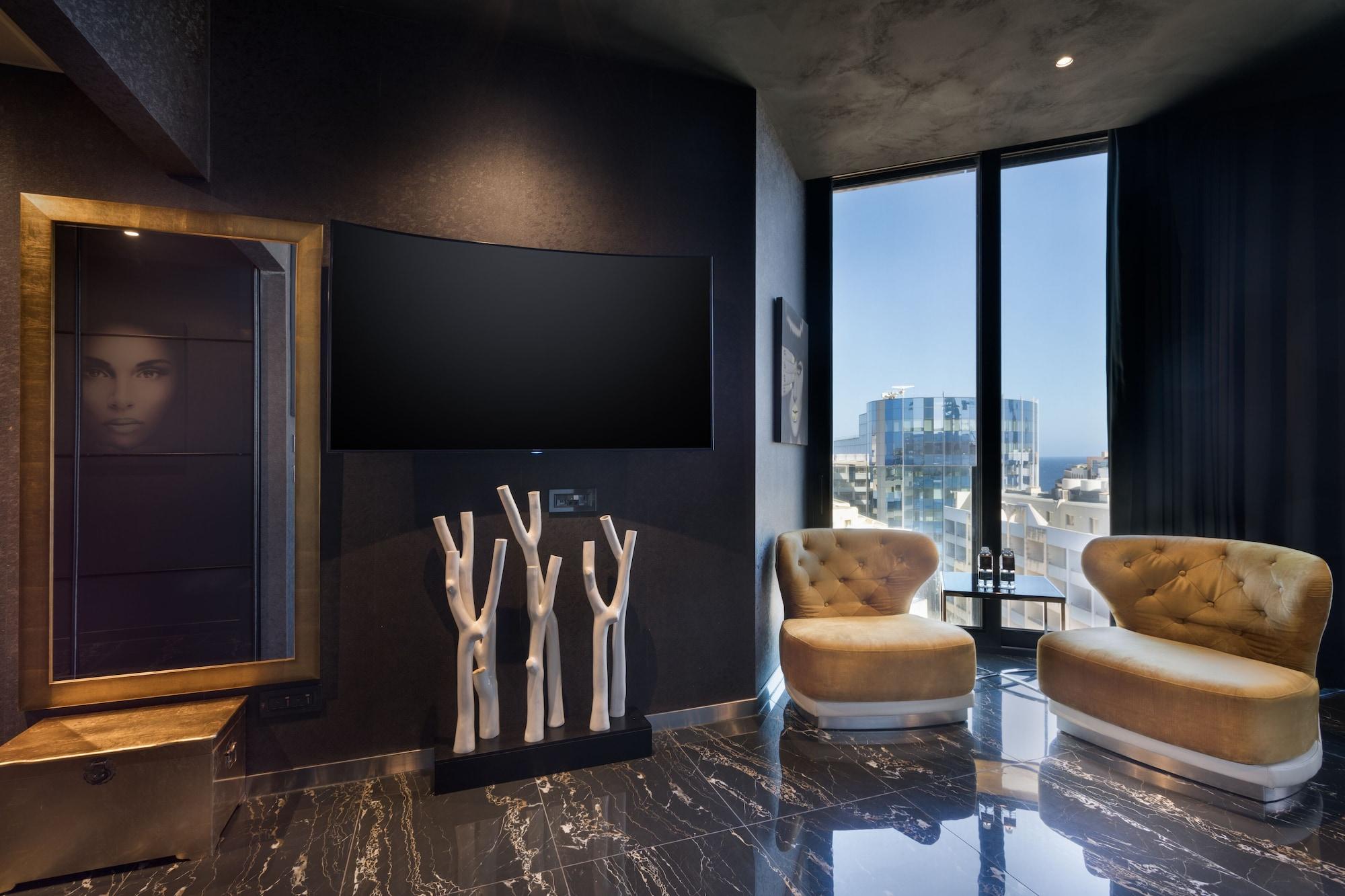 Hugo's Boutique - Adults Only 4*