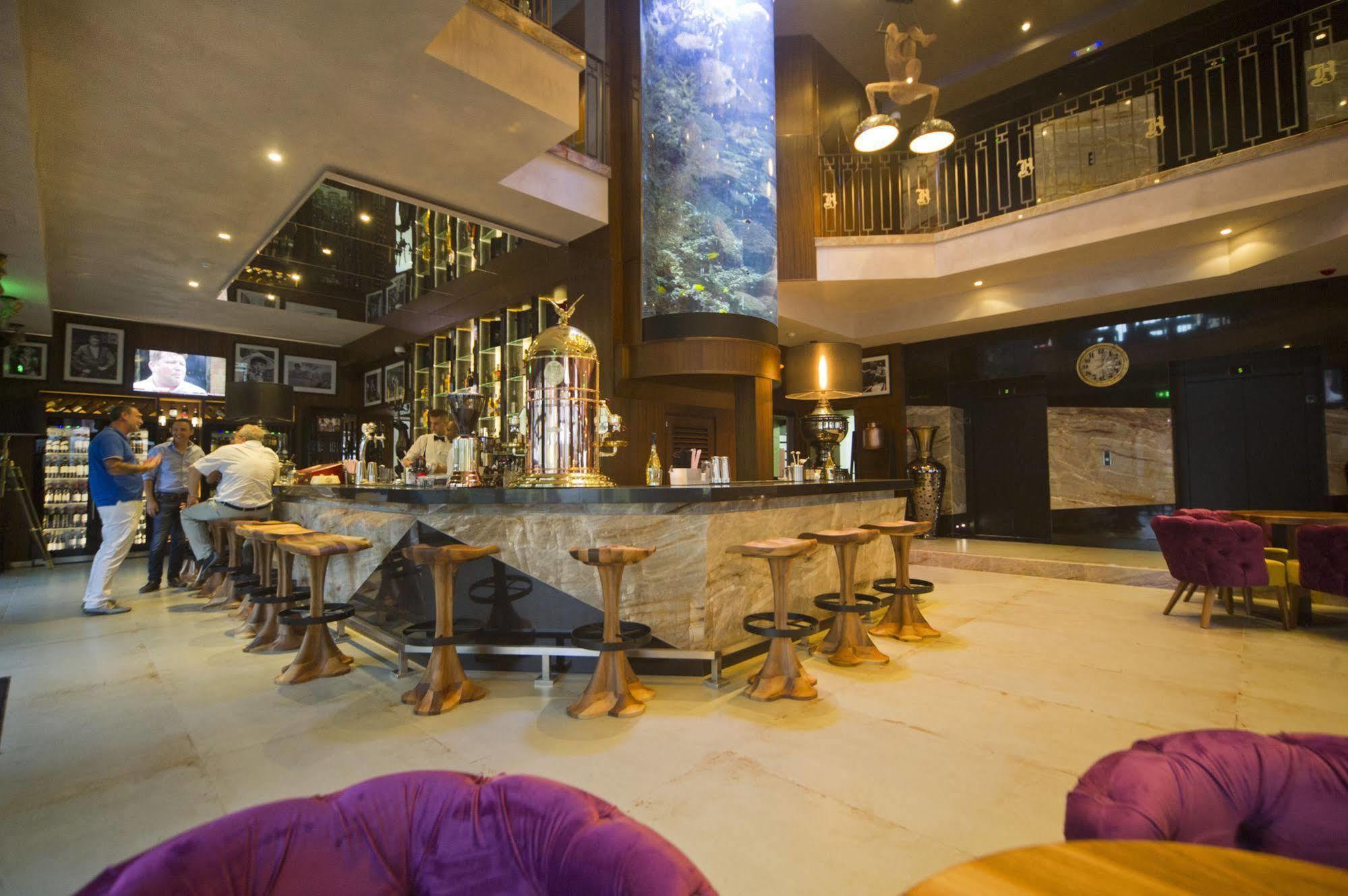 Hugo's Boutique - Adults Only 4*