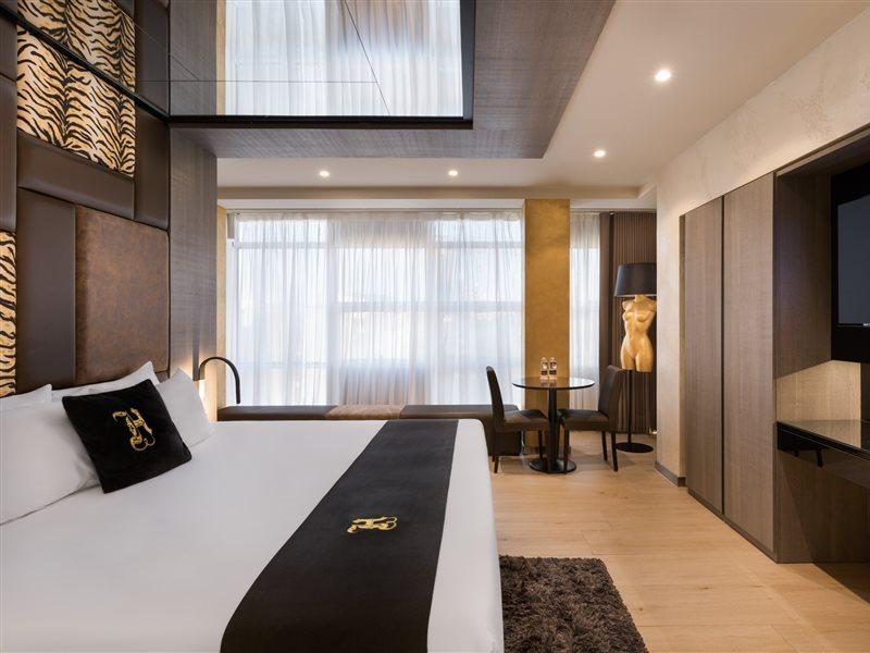 Hugo's Boutique - Adults Only 4*
